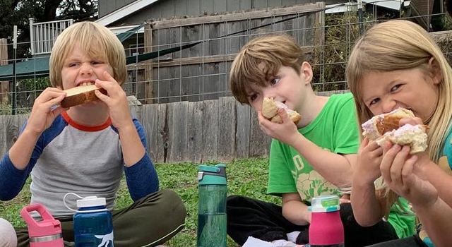 Good Earth Farmschool Kids eating lunch